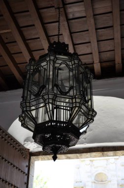 İspanya, Cordoba 'da bir evin içindeki fener.