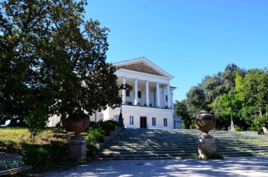 Roma, Lazio 09.03.2020: Roma 'nın Nomentano ilçesinde bulunan ve kompleks binaları olan Villa Torlonia' daki çeşme