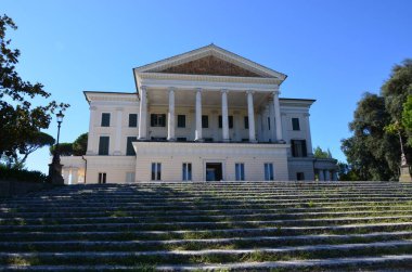 Roma, Lazio 09.03.2020: Villa Torlonia Müzesi parka yerleştirildi