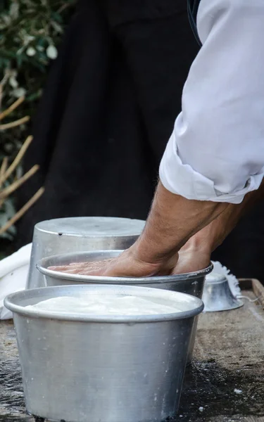 Mani del produttore anziano di formaggio — Foto Stock