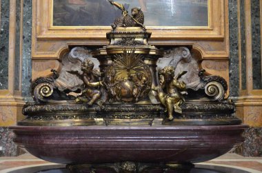 Roma, İtalya 09.04.2020: Vaftiz yazı tipleri Aziz Petrus Bazilikası Vatikan Şehri