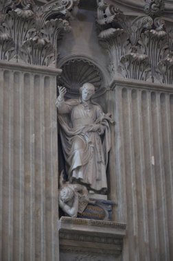 Roma, İtalya 09.04.2020: Saint Louis Heykeli (Saint-Louis)