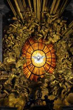 Roma, İtalya 09.04.2020: Aziz Peter 'in Vatikan' daki Aziz Petrus Bazilikası