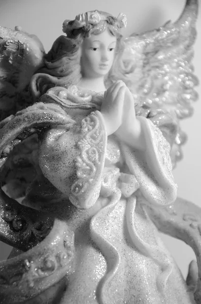 Estátua de anjo no fundo branco — Fotografia de Stock
