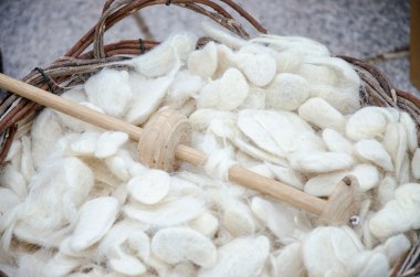 Eski yün iğ ve virgin yün.