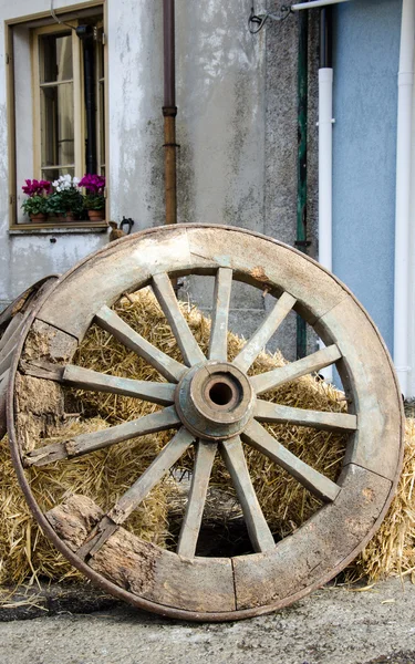 Vecchia ruota di legno — Foto Stock