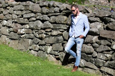 Açık havada duran bir modeldir