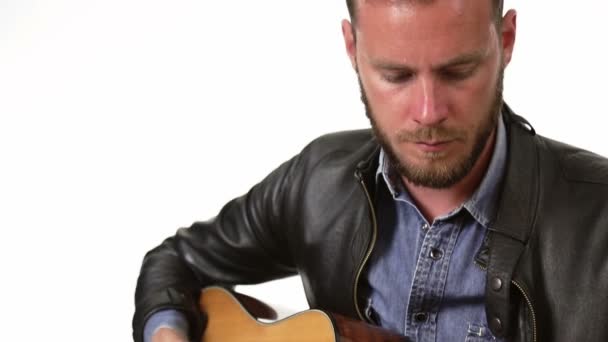 Knappe man spelen gitaar — Stockvideo