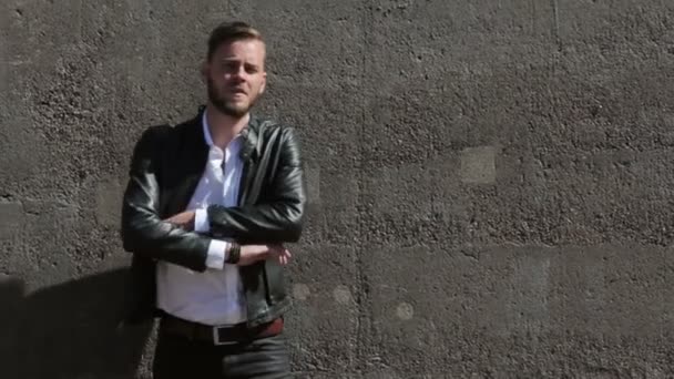 Handsome man leaning against a wall — Stock Video