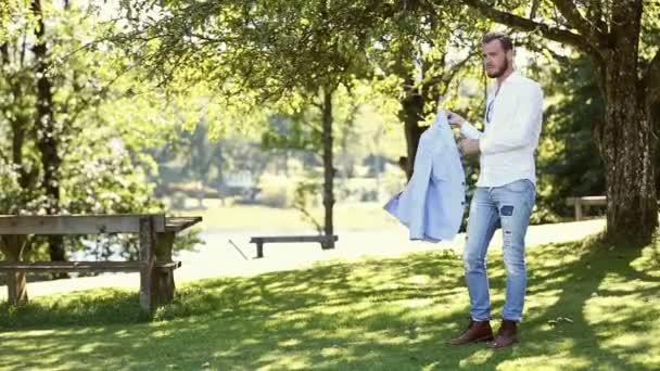 Homme à la mode debout dehors — Video