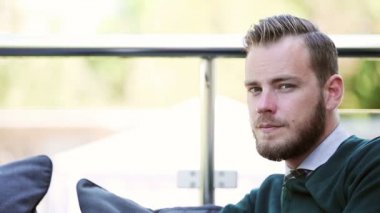 Çekici adam açık havada oturuyor