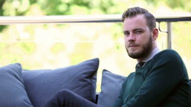 Çekici adam açık havada oturuyor