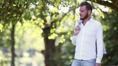 Blazer açık havada duran ile yakışıklı adam