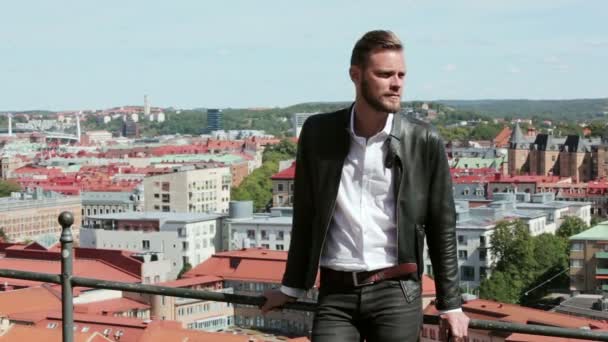 Mannen i skinnjacka i en stad — Stockvideo