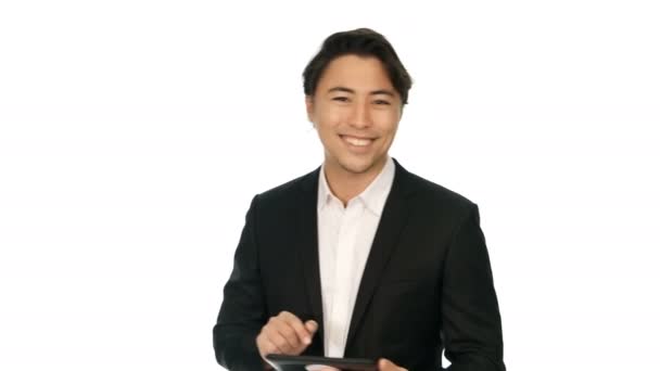 Привлекательный бизнесмен с цифровым планшетом — стоковое видео