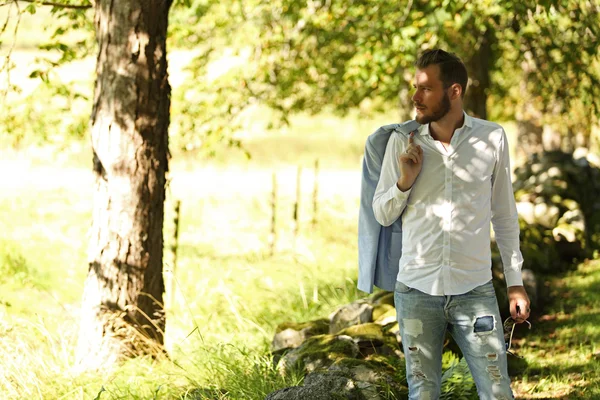 Modell steht an einem Sommertag im Freien — Stockfoto