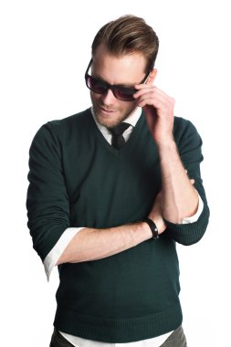 Çekici modeli Güneş gözlüğü ile