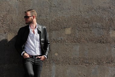 Yakışıklı adam bir duvara yaslanmış