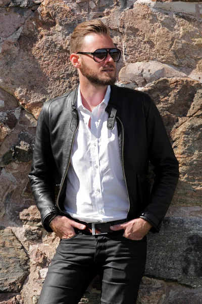 Handsome man leaning against a wall — Stock Photo, Image