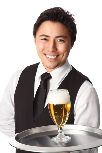 Bello cameriere con birra — Foto Stock