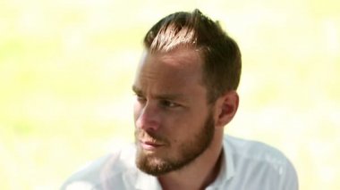 Yalnız çekici adam