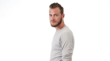 Gri tişörtlü yakışıklı adam