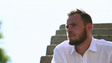 Açık havada tek başına oturan adam