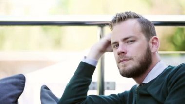 Üzgün görünümlü adam açık havada