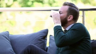 Üzgün görünümlü adam açık havada