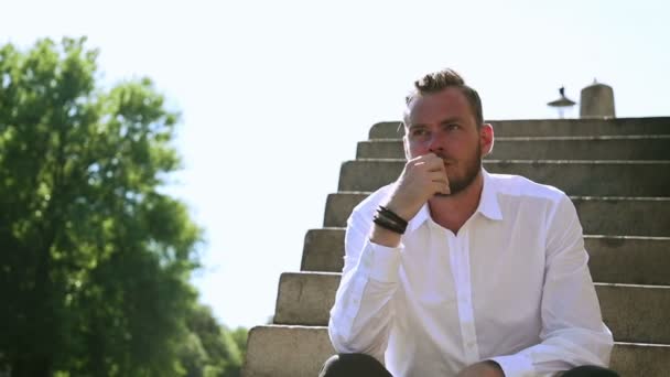Hombre sentado solo al aire libre — Vídeos de Stock