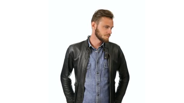 Homem atraente em jaqueta de couro — Vídeo de Stock