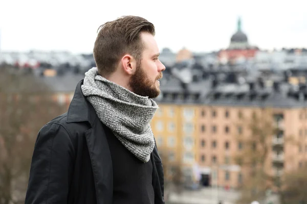 Hombre mirando alrededor con paisaje urbano — Foto de Stock