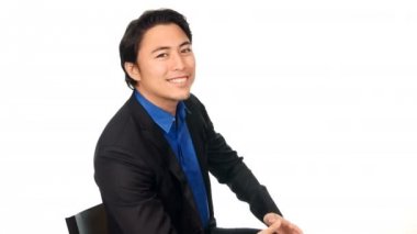 4 k'dan fazla oturarak yakışıklı girişimci