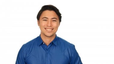 Mavi gömlekli çekici bir adam portresi