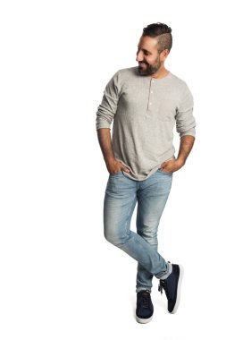 yakışıklı erkek kot pantolon