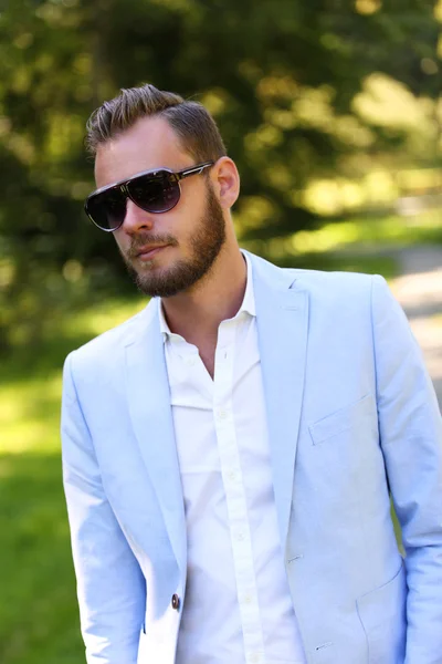 Hombre guapo en gafas — Foto de Stock