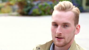 Çekici adam oturuyor aşağı dışarıda