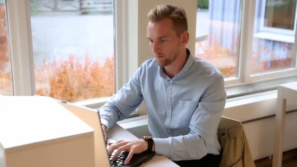 Student benutzt seinen Laptop — Stockvideo