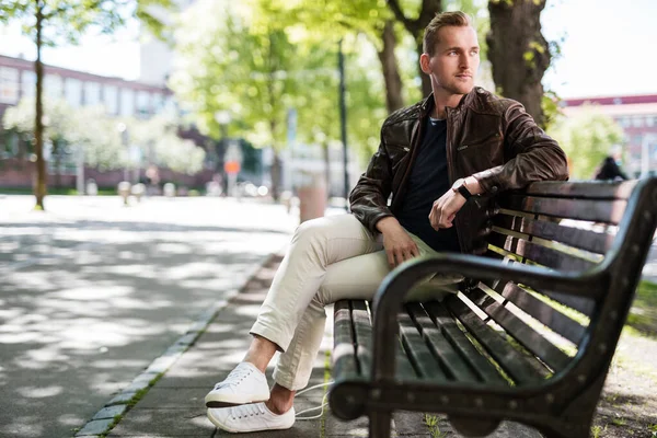 Vakker Blond Mann Benk Utendørs Solrik Sommerdag Går Brun Skinnjakke – stockfoto