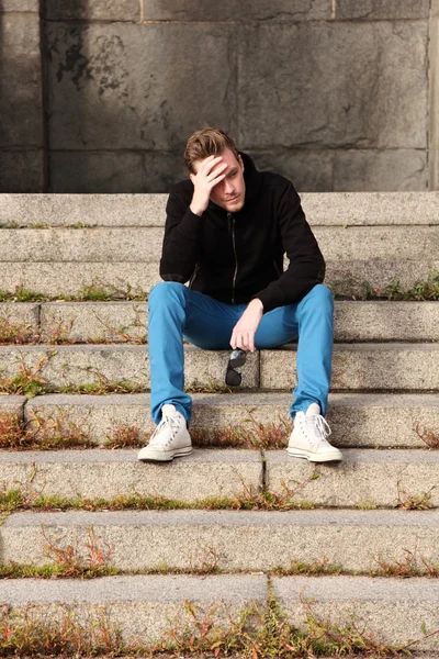 Homem deprimido sentado do lado de fora — Fotografia de Stock