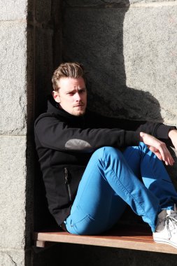 Genç adam oturma aşağı dışarıda yaz aylarında