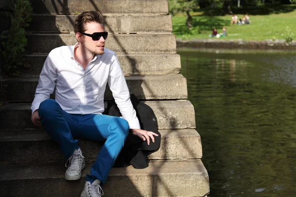 Hombre de unos 20 años mirando el río —  Fotos de Stock