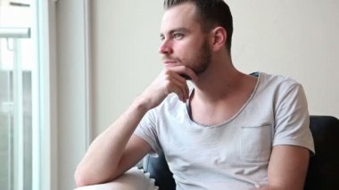 Torna ve kamera karşısına gülümseyen adam