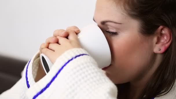 Close up mulher bebendo café — Vídeo de Stock