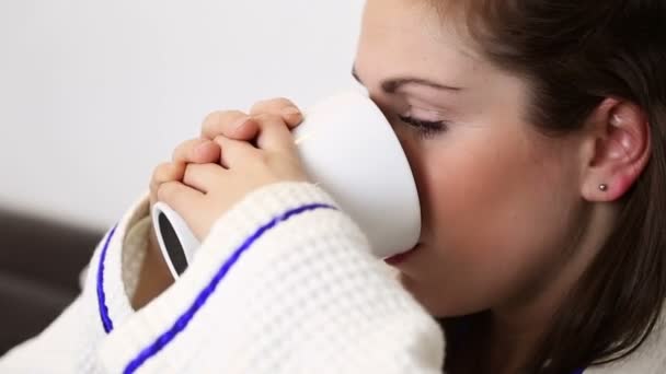 Primer plano mujer bebiendo café — Vídeos de Stock