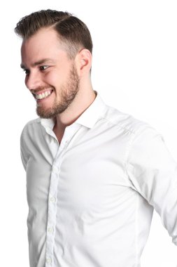 Genç adam başka tarafa bakıyor.