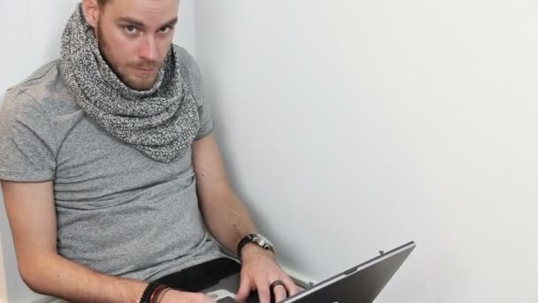 Εστιασμένη φοιτητής με ένα φορητό υπολογιστή — Αρχείο Βίντεο