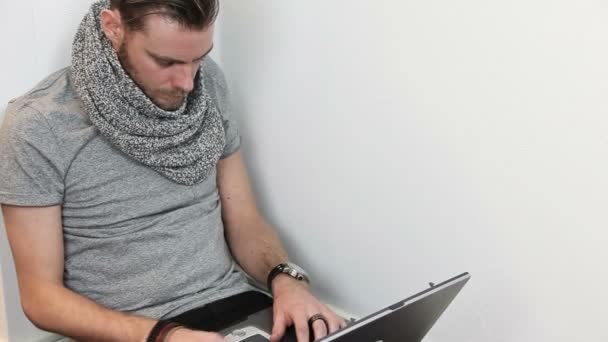 Student with laptop in a tshirt — Stock Video