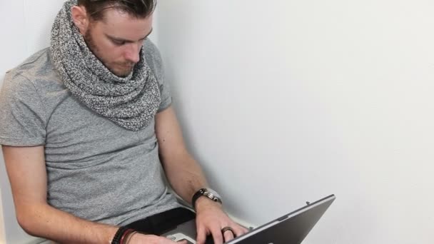 Uomo soddisfatto con laptop — Video Stock