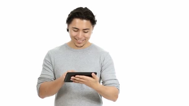 Man met een digitale tablet — Stockvideo